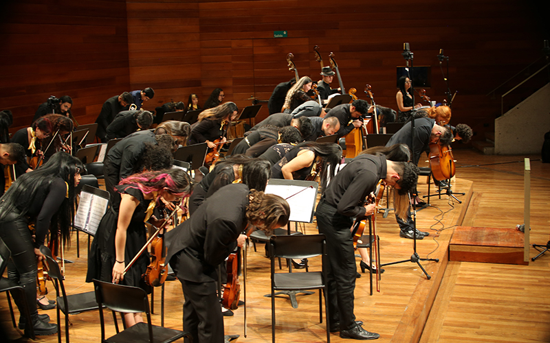 Orquesta haciendo la venia