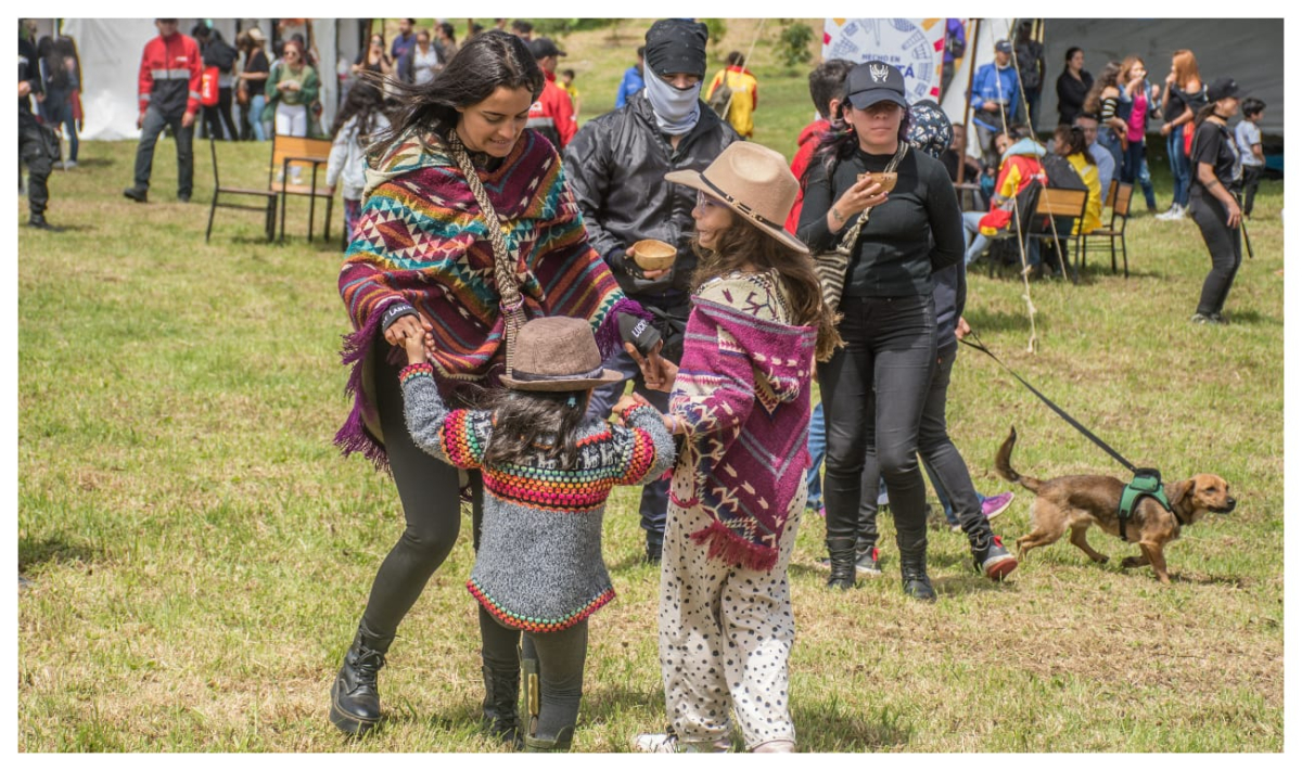 Mujer y niñas bailando en Festival Patrimonios en Ruana