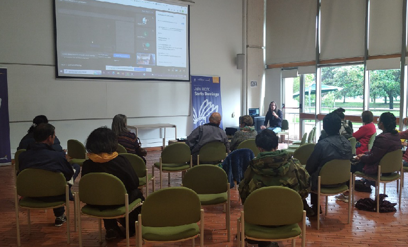 personas participando en un taller en un aula