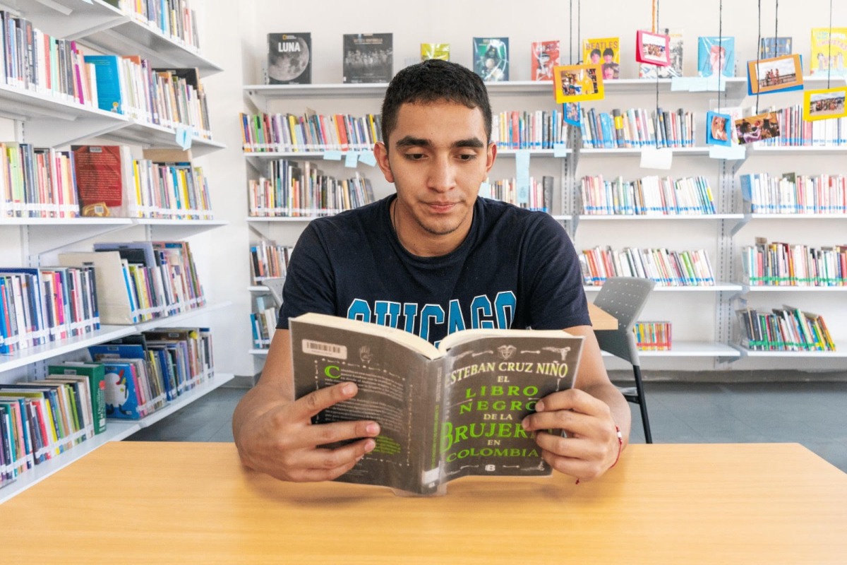 chico leyendo un libro