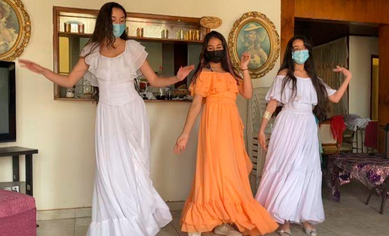 niñas gitanas bailando