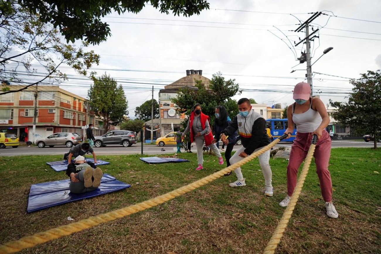 mujeres haciendo deporte