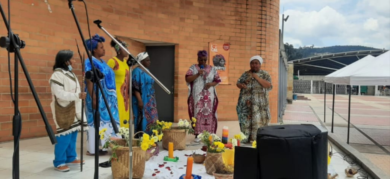 Mujeres afrocolombianas cantando