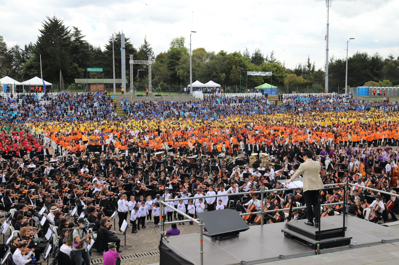 miles de niños en escenario