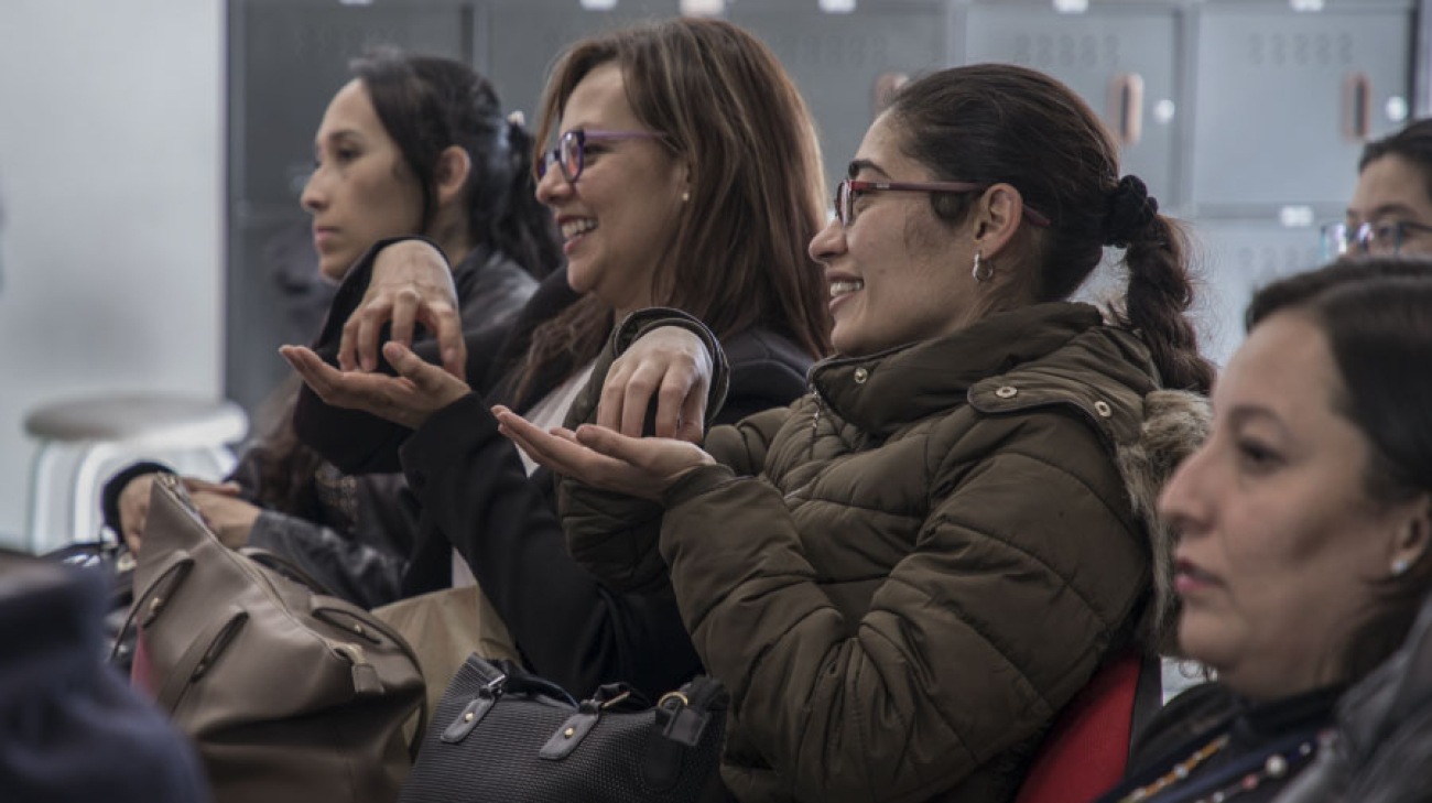 personas realizando Lengua de Señas Colombiana