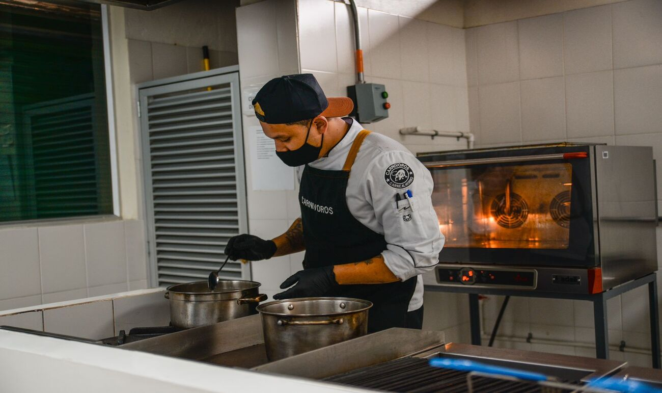 Hombre cocinando