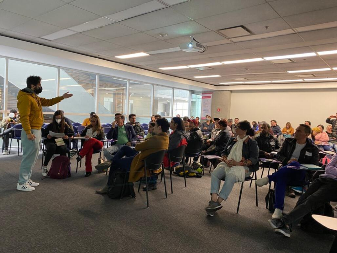 Personas recibiendo charla