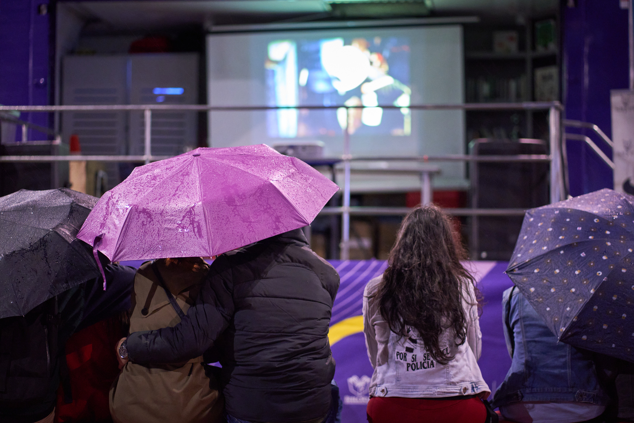 Personas reunidas viendo una película