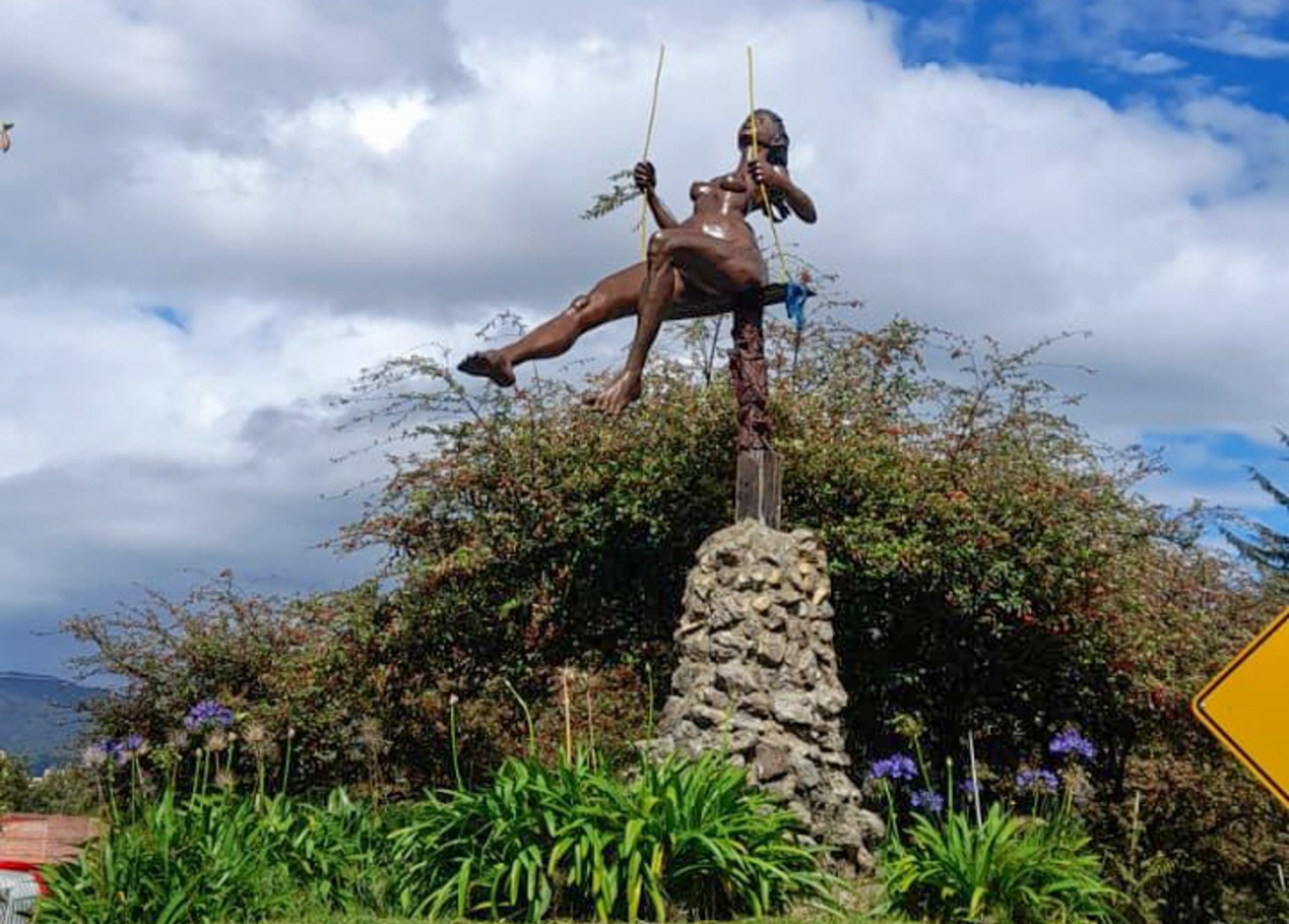 Escultura Mujer en Columpio