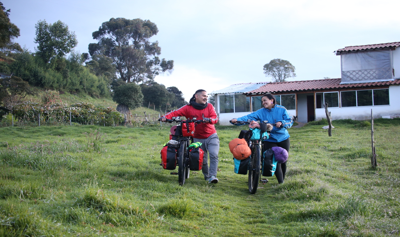 Dos personas con bicicletas en las manos