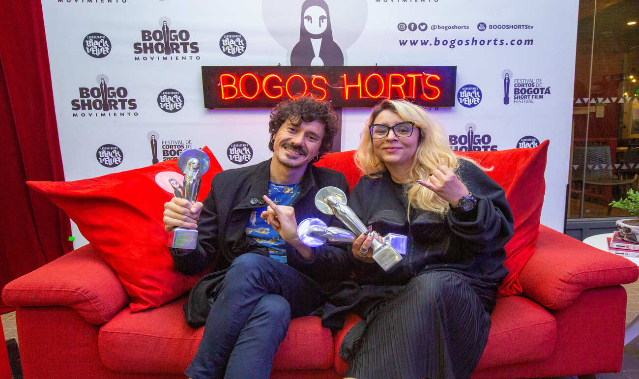 Hombre y mujer con premios