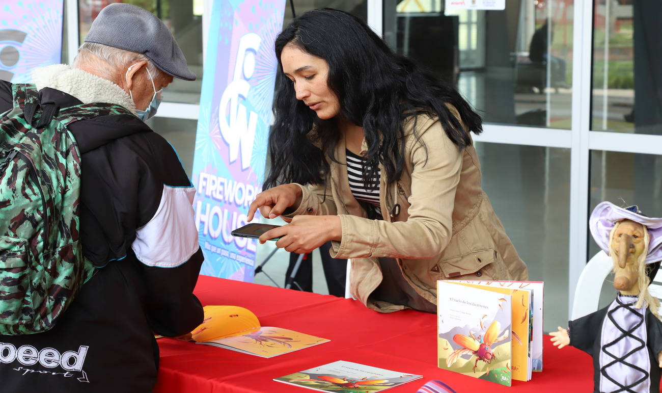 Mujer ofreciendo un producto a un hombre