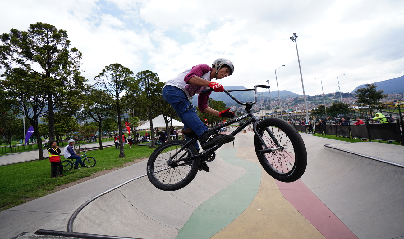 Hombre saltando en bicicleta