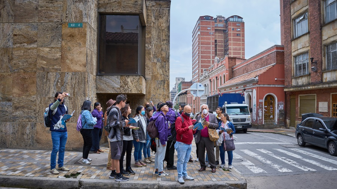 Personas en una esquina