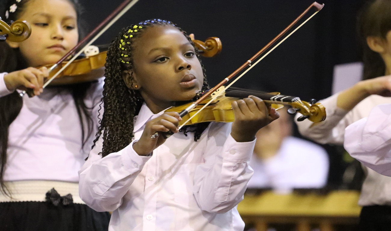 Niña tocando violín