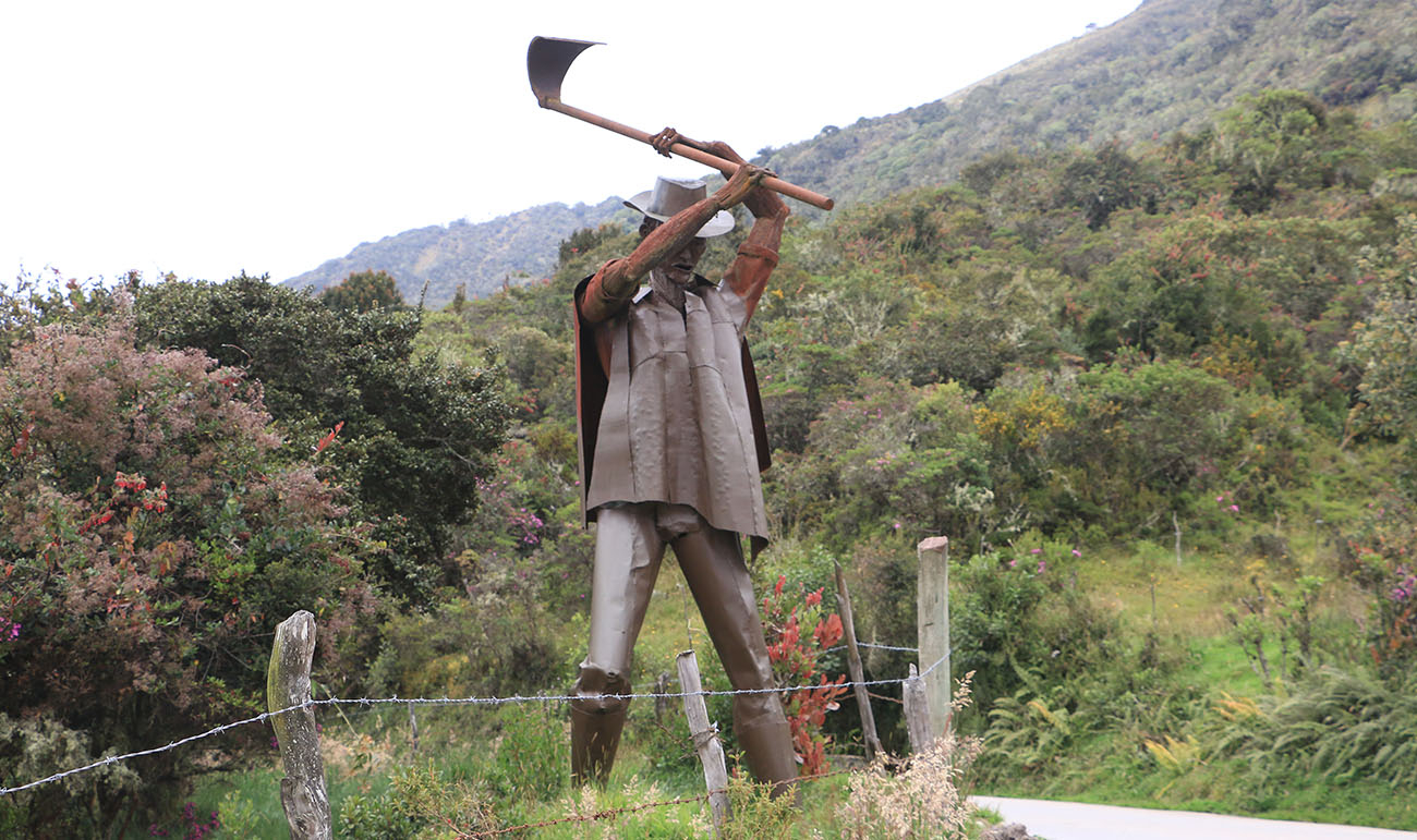 Monumento de hombre con asadón