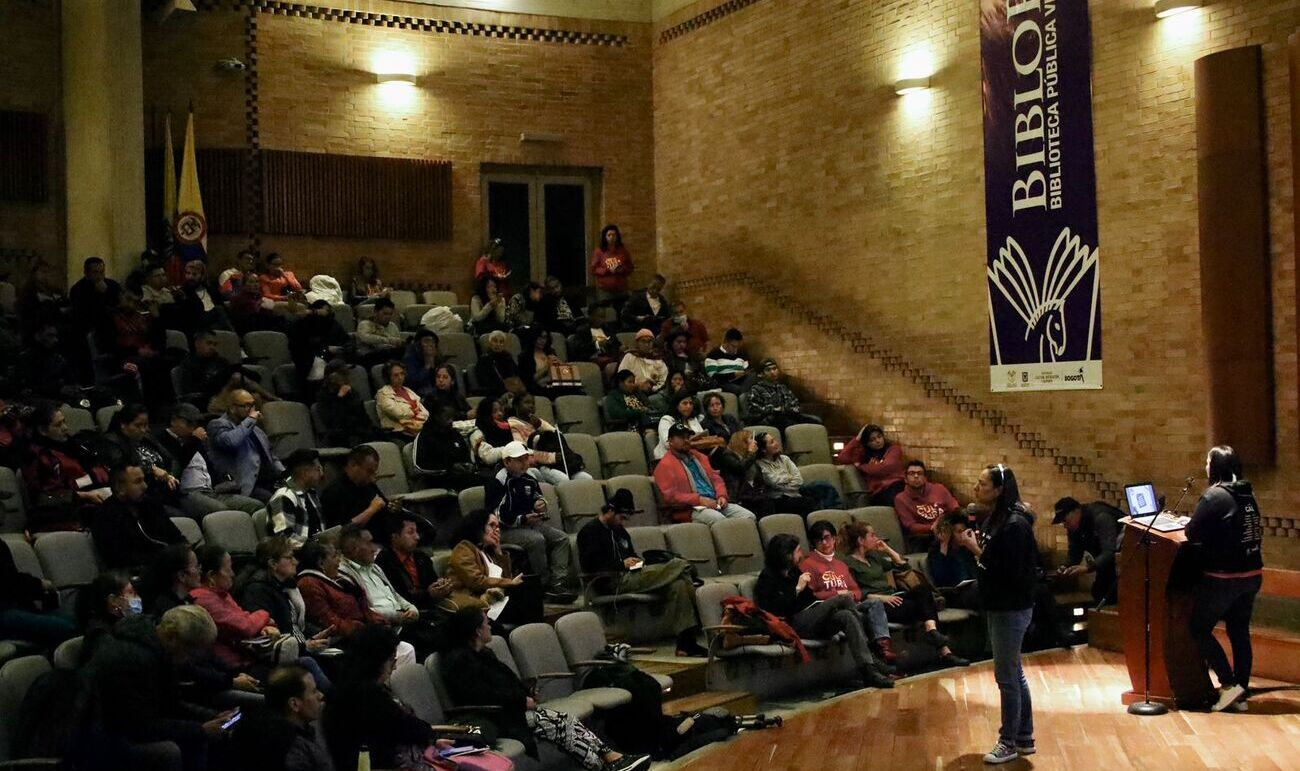 PErsonas reunidas en auditorio