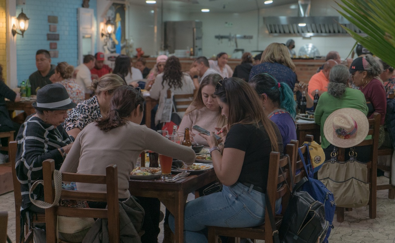 Perosnas reunidas en plazoleta de comidas