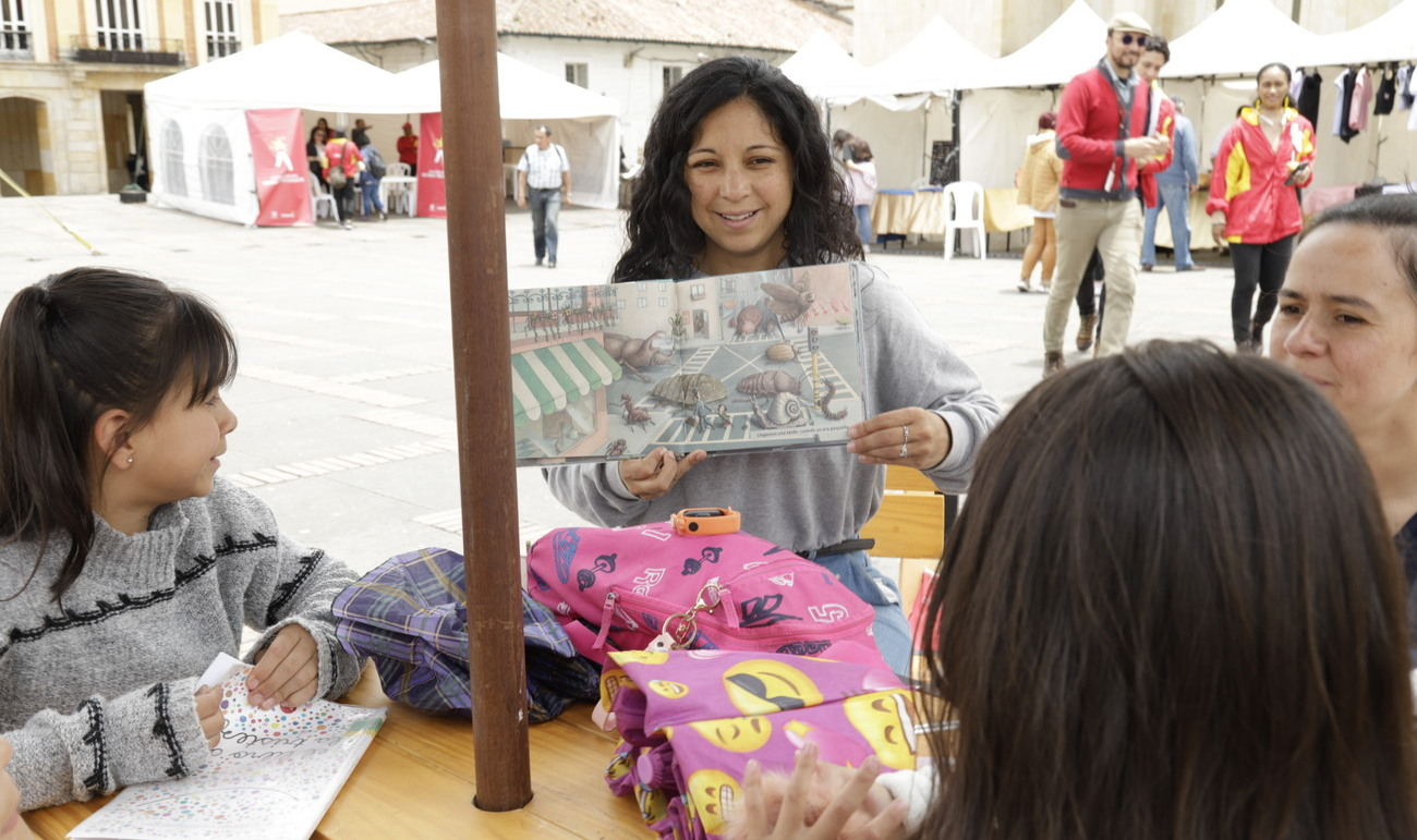 Mujer leyendo a niñas