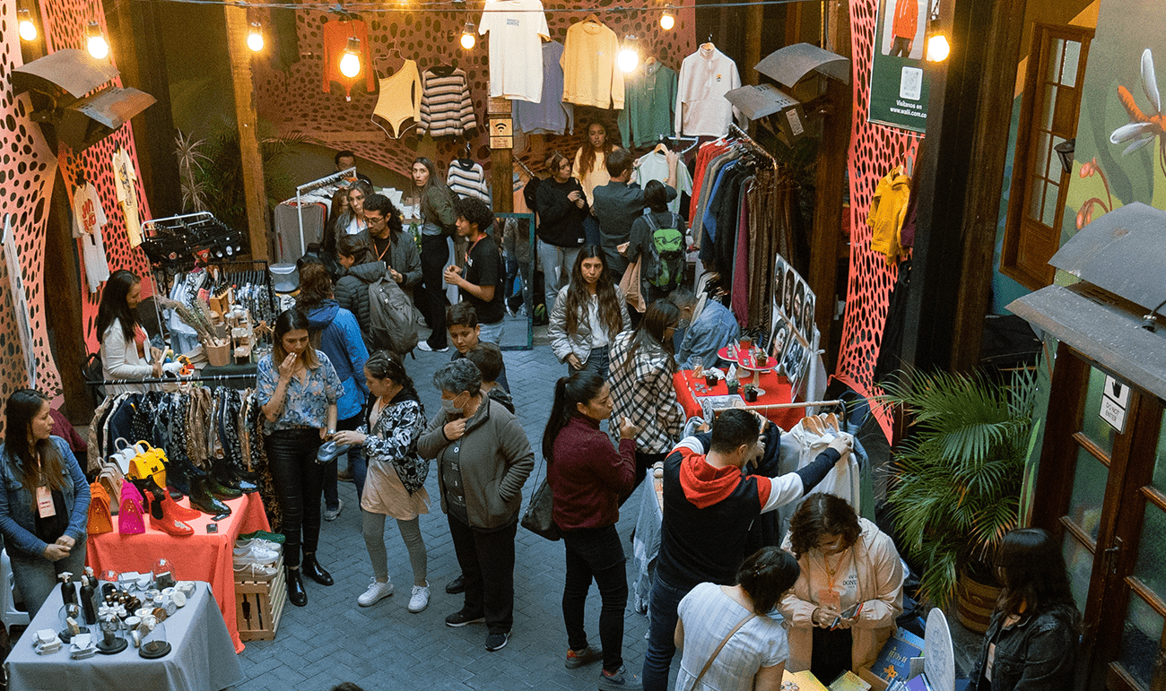 Grupo de personas en una feria