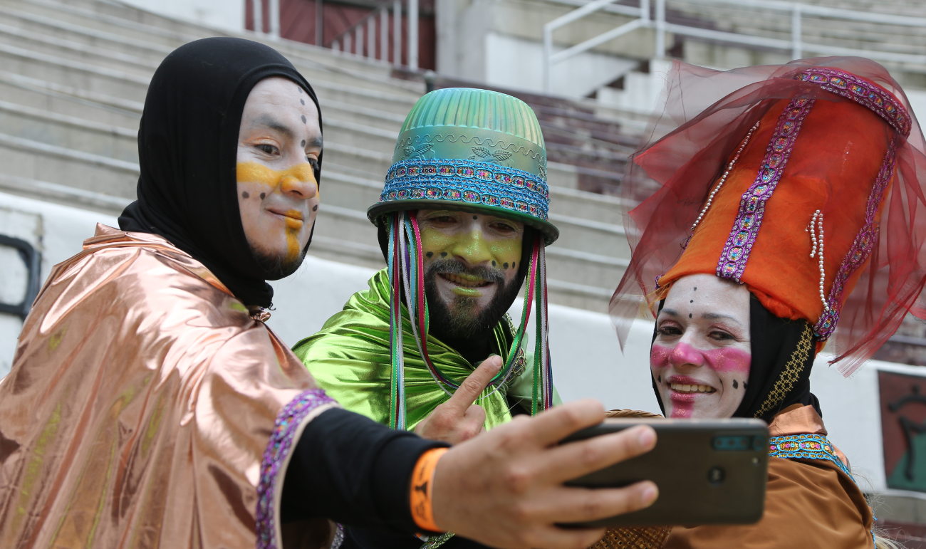 Tres artistas tomándose una selfie