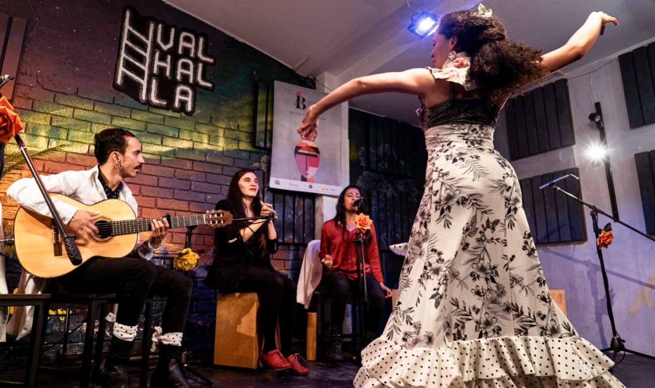 Mujer bailando flamenco