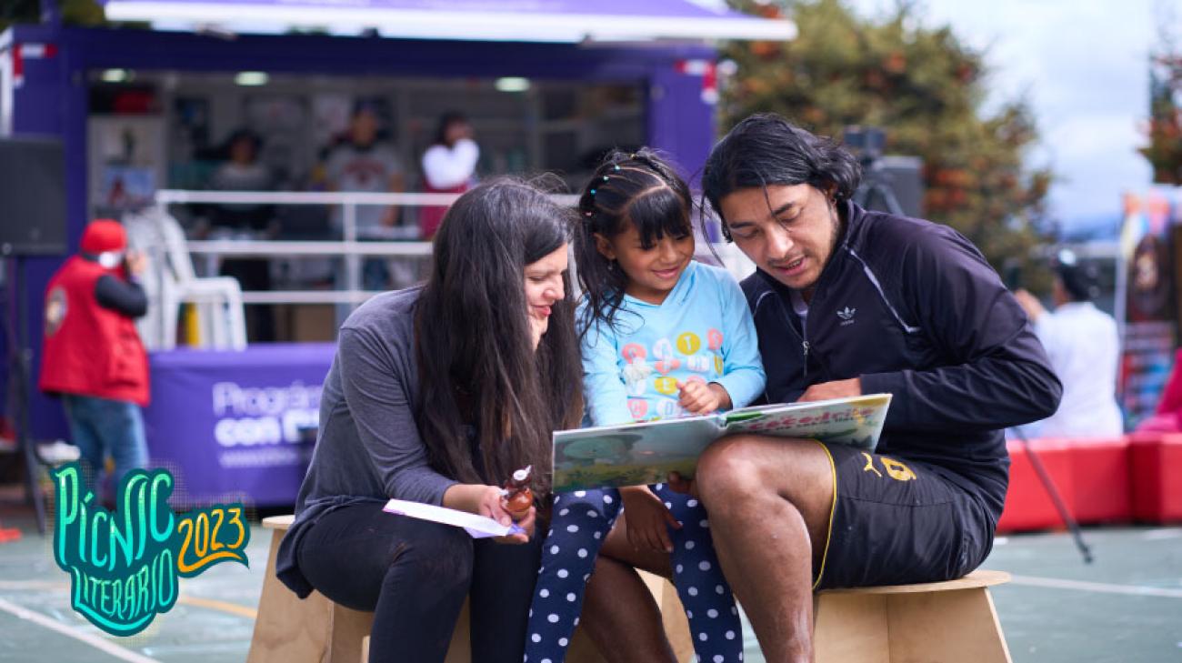 Tres personas leyendo un libro