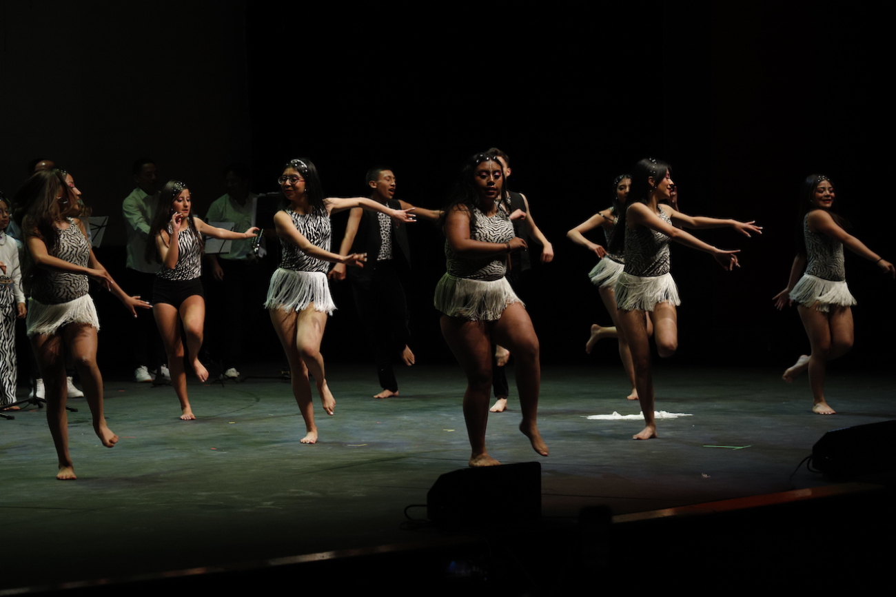 Grupo de niños y niñas bailan