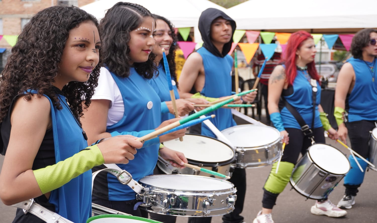 Mujeres tocando tambores