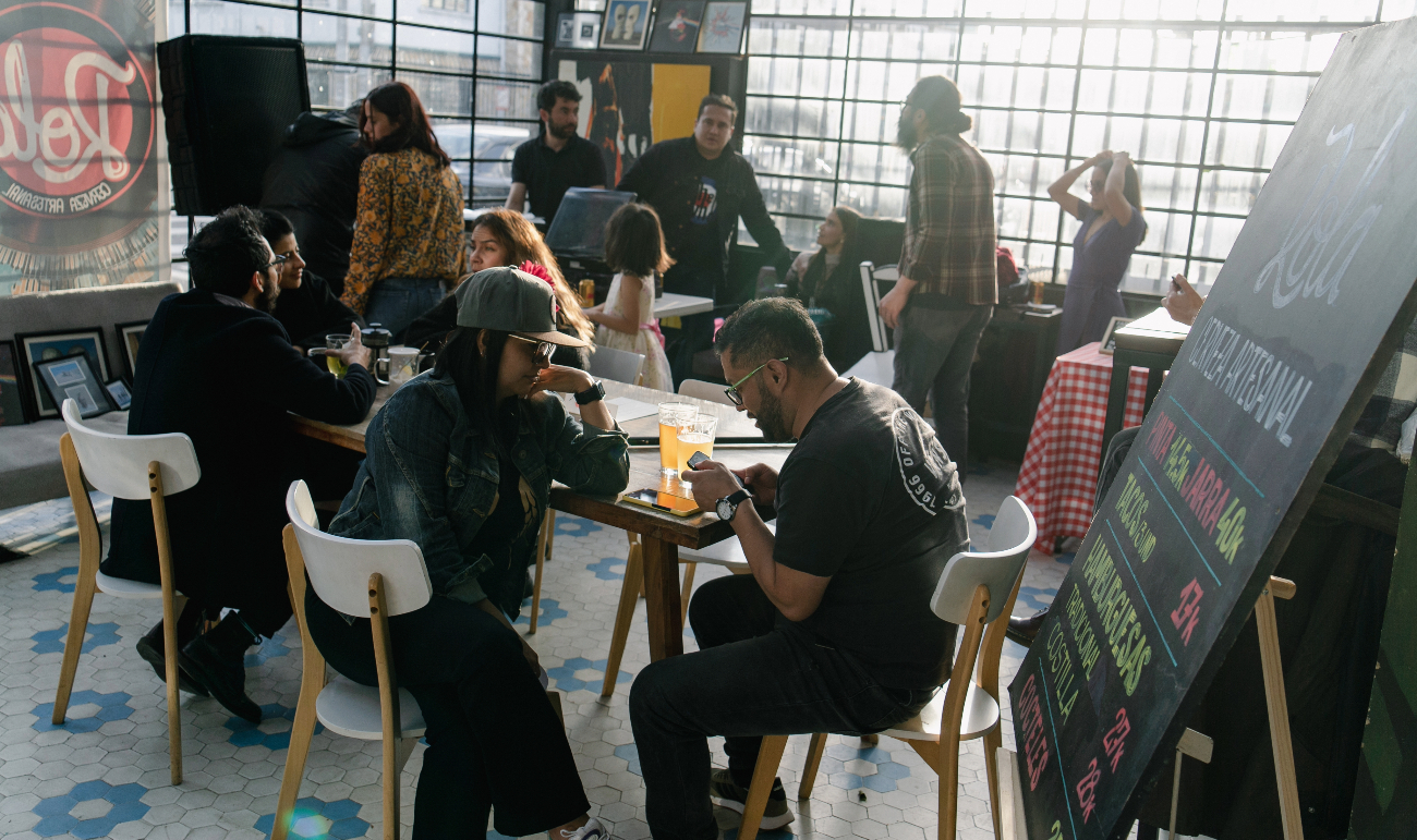 Personas reunidas en una cafetería