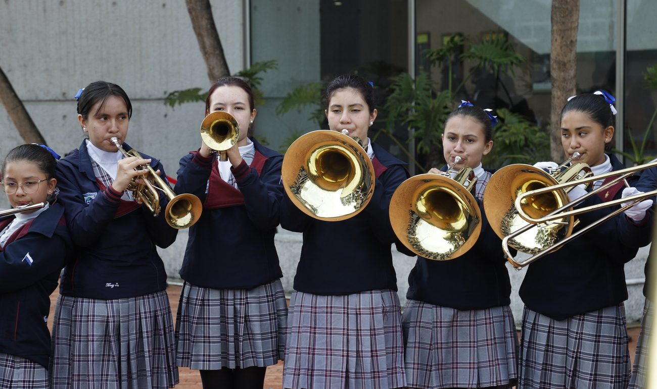 Niñas tocando trompeta