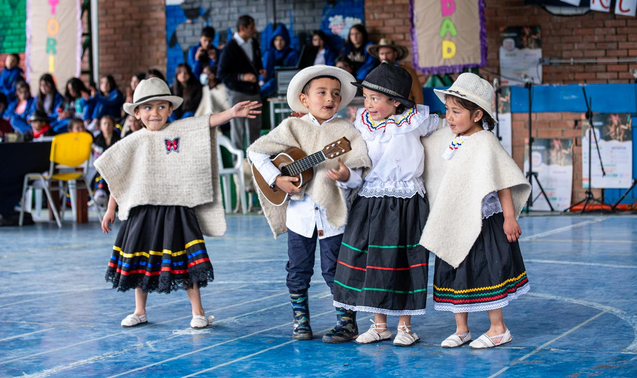 Niños y niñas bailando