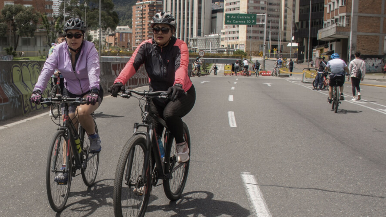 Personas montando bicicleta