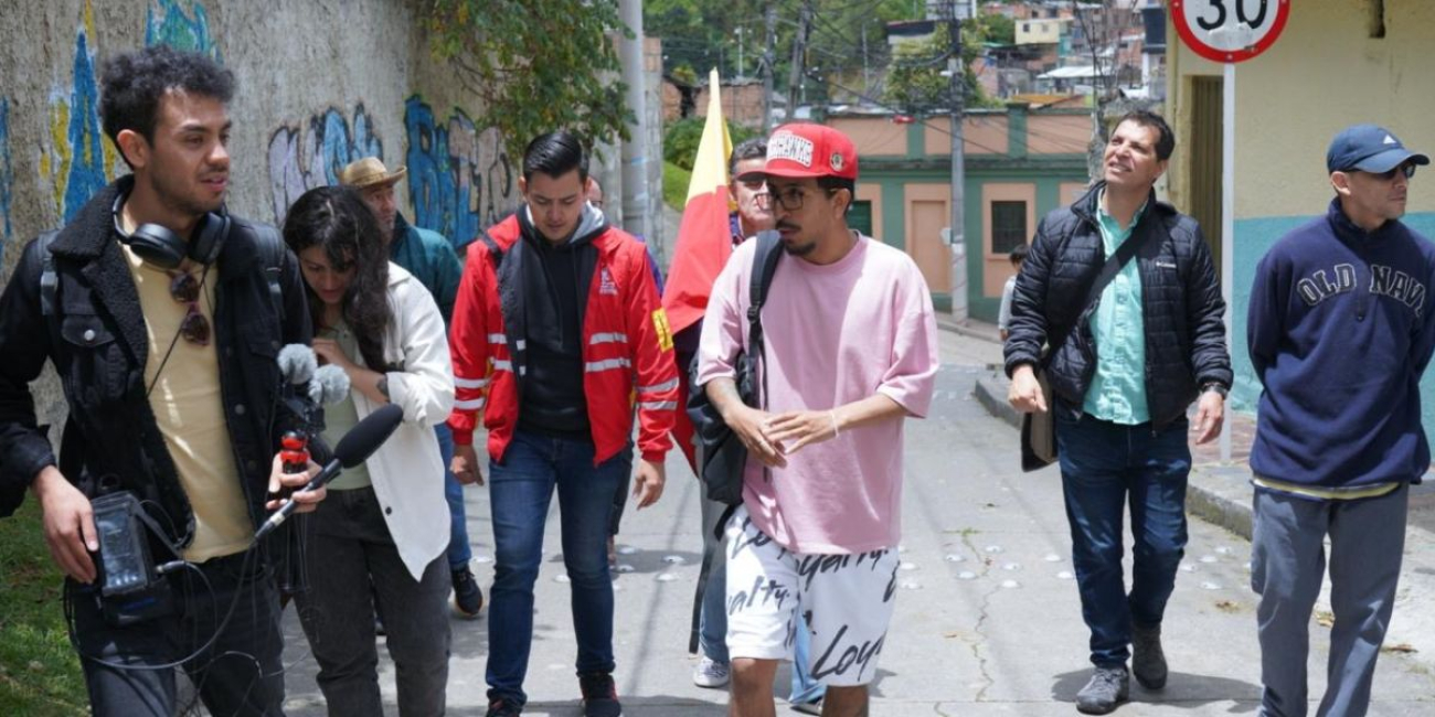 Comunidad del barrio Egipto recorriendo las calles