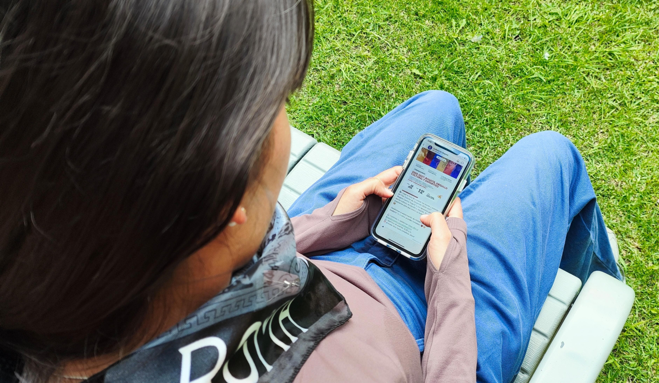 persona con celular en la mano