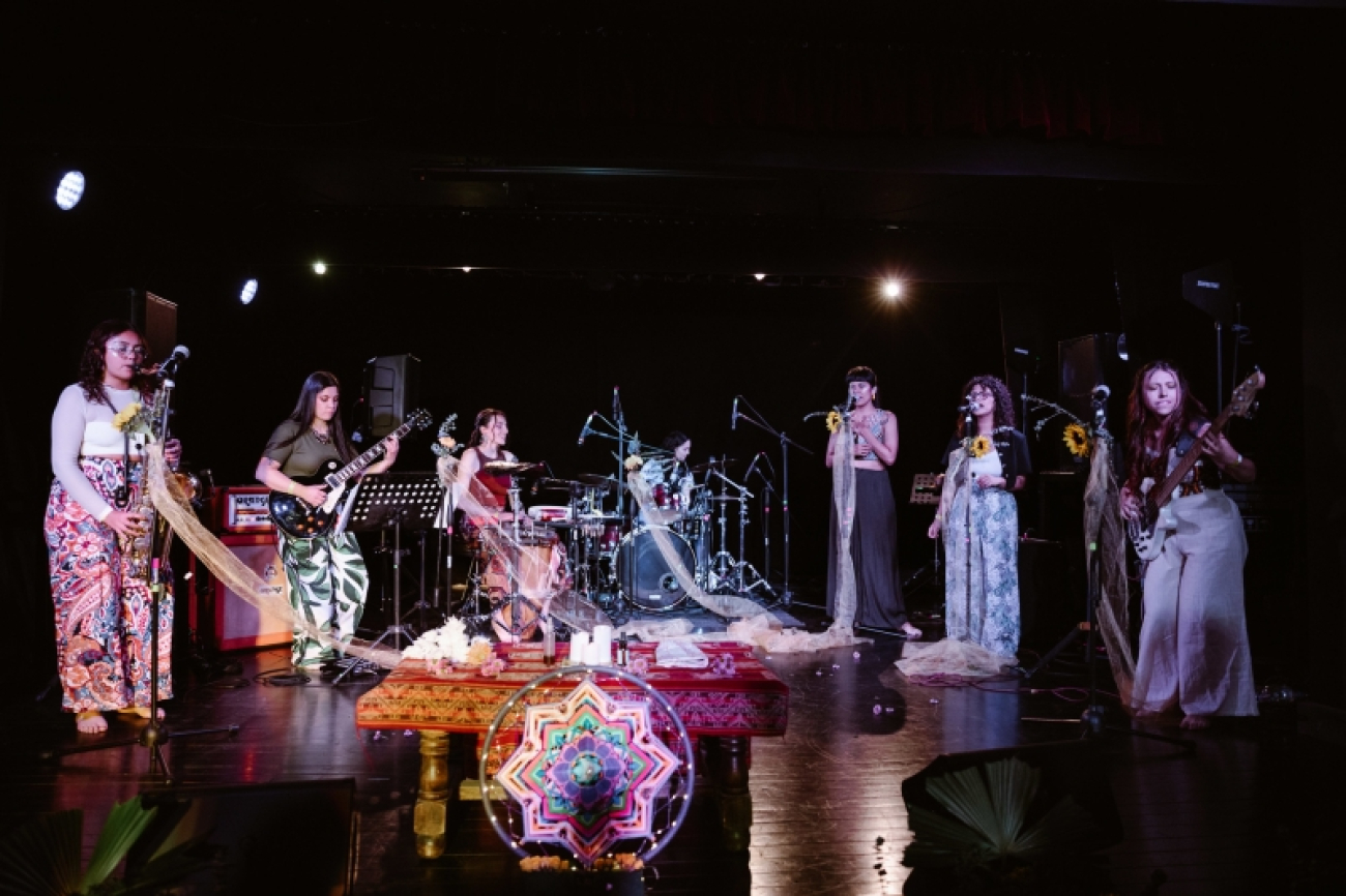 mujeres en escenario musical