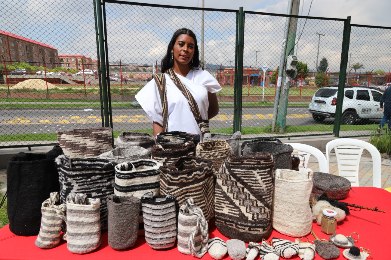 Artesana con sus productos