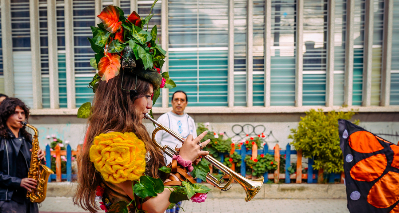 Artista escénica tocando trompeta