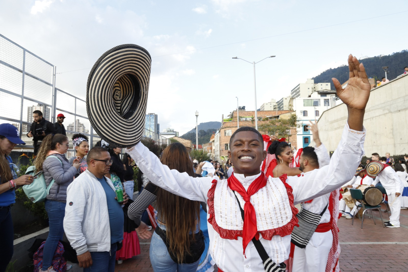 Persona celebrando en traje típico