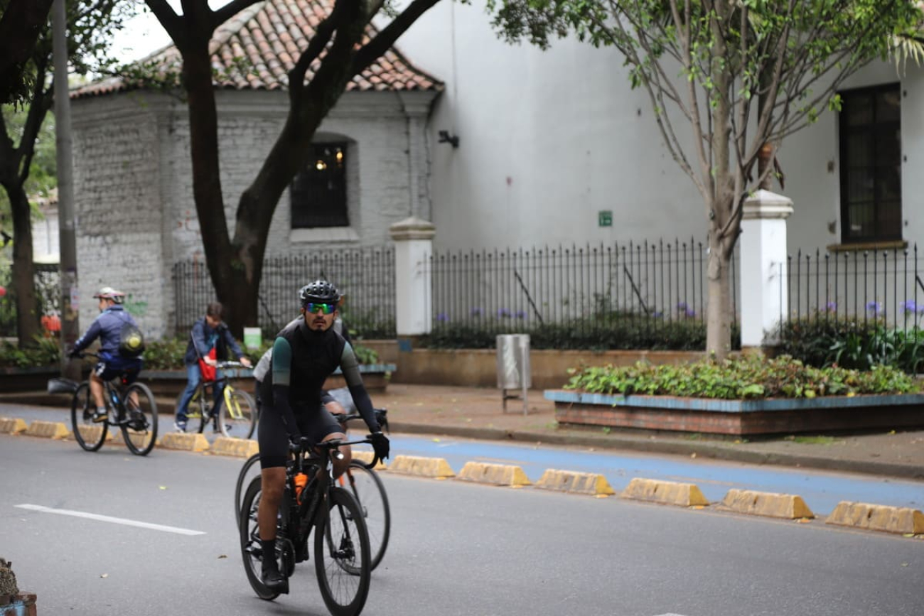 Hombre andando en bicicleta