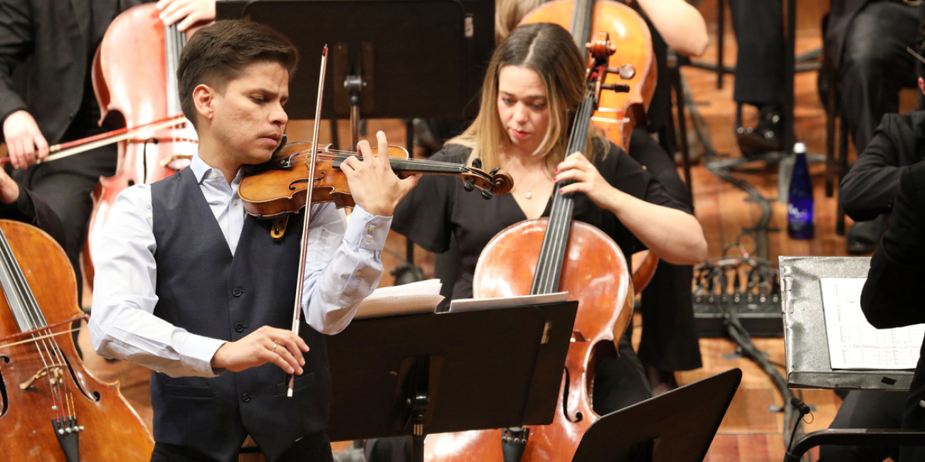 violinista tocando en orquesta
