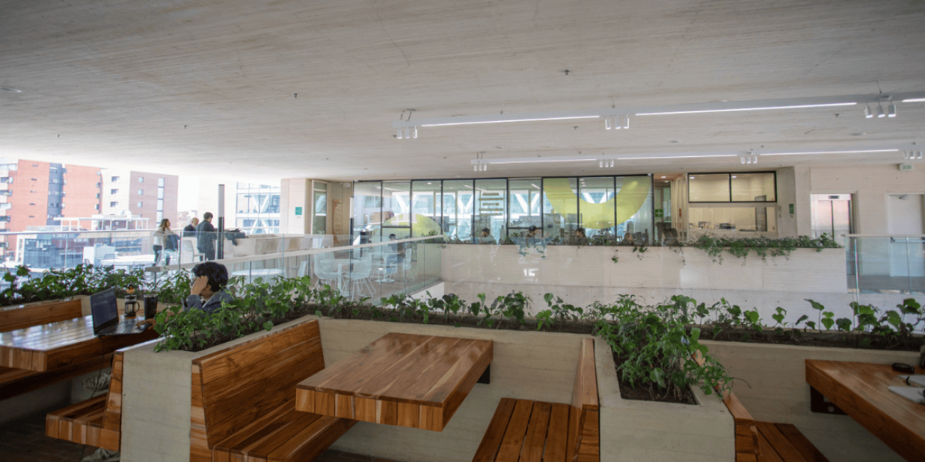 Fotografía del piso 7 del centro felicidad chapinero, area de mesas tipo co working