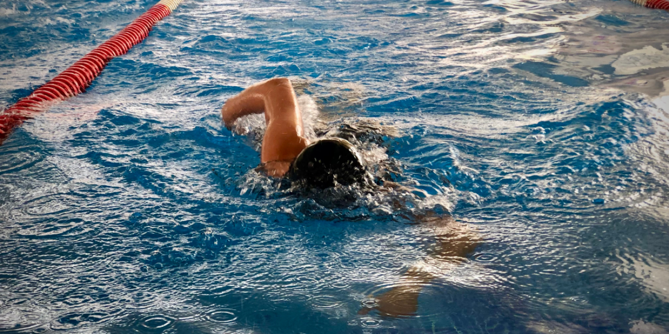 Persona nadando en la piscina del centro felicidad chapinero