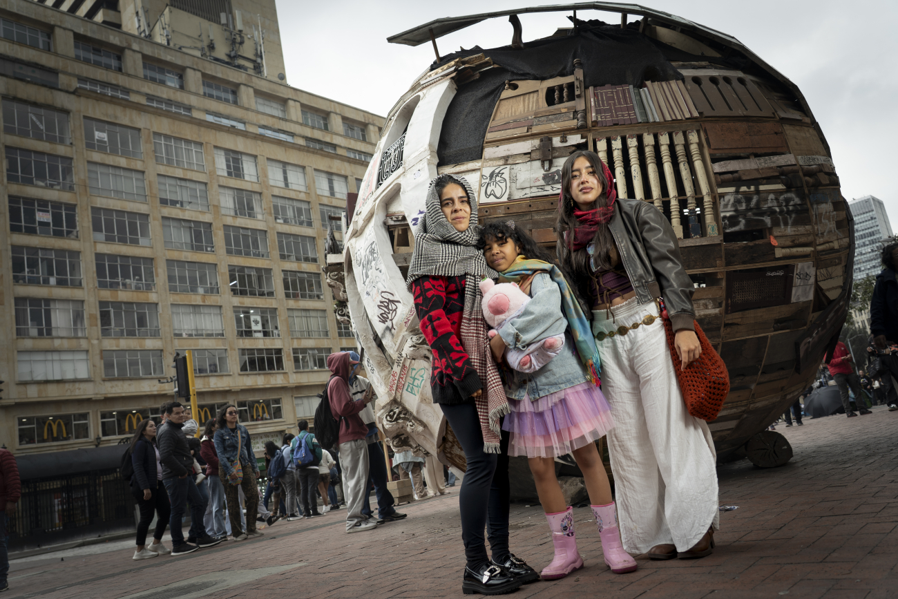 personas con obra de arte