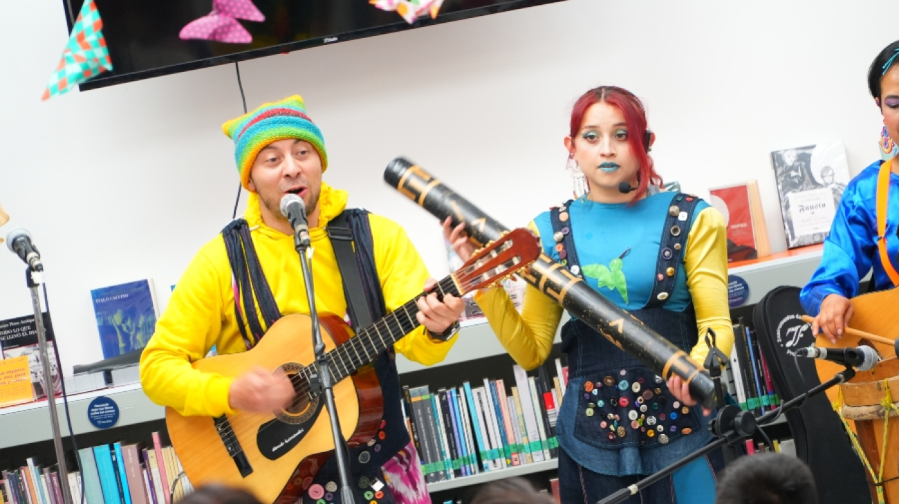 Artistas tocando instrumentos