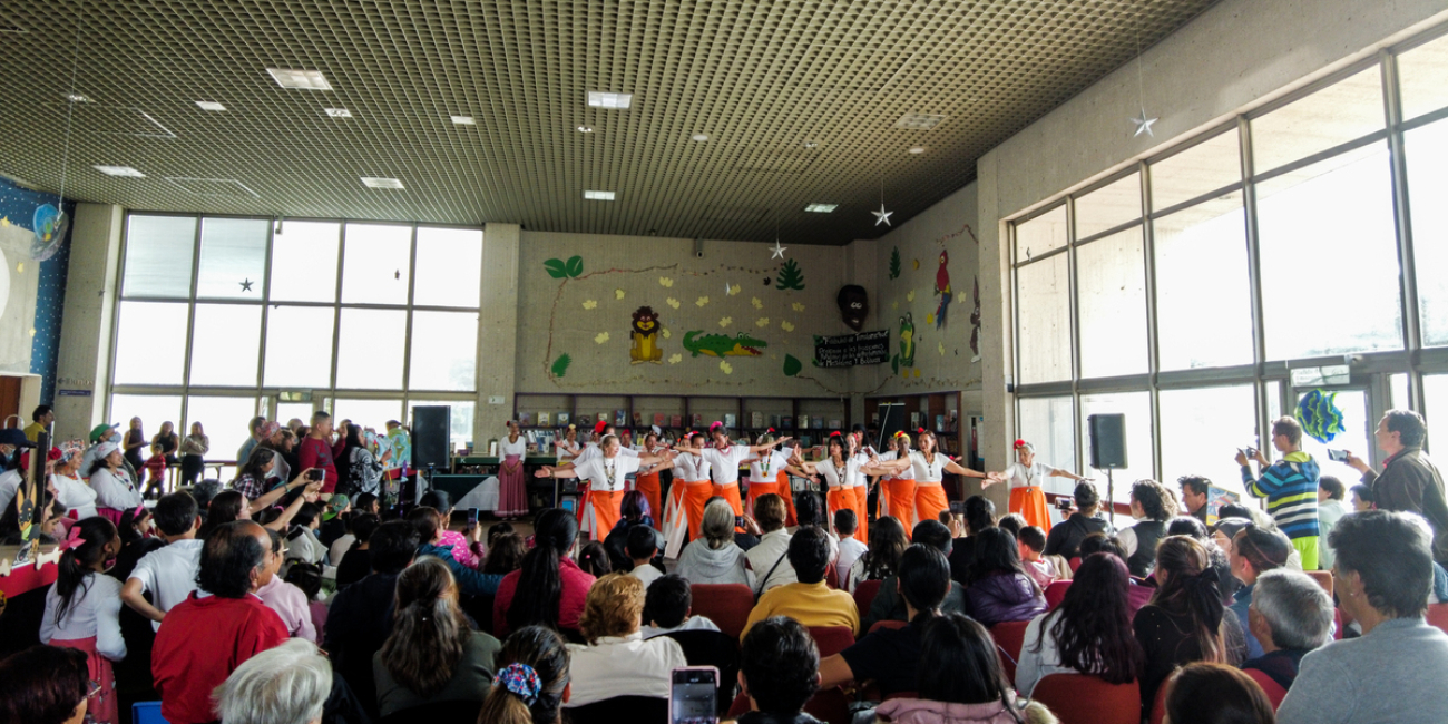 Personas departiendo en biblioteca pública