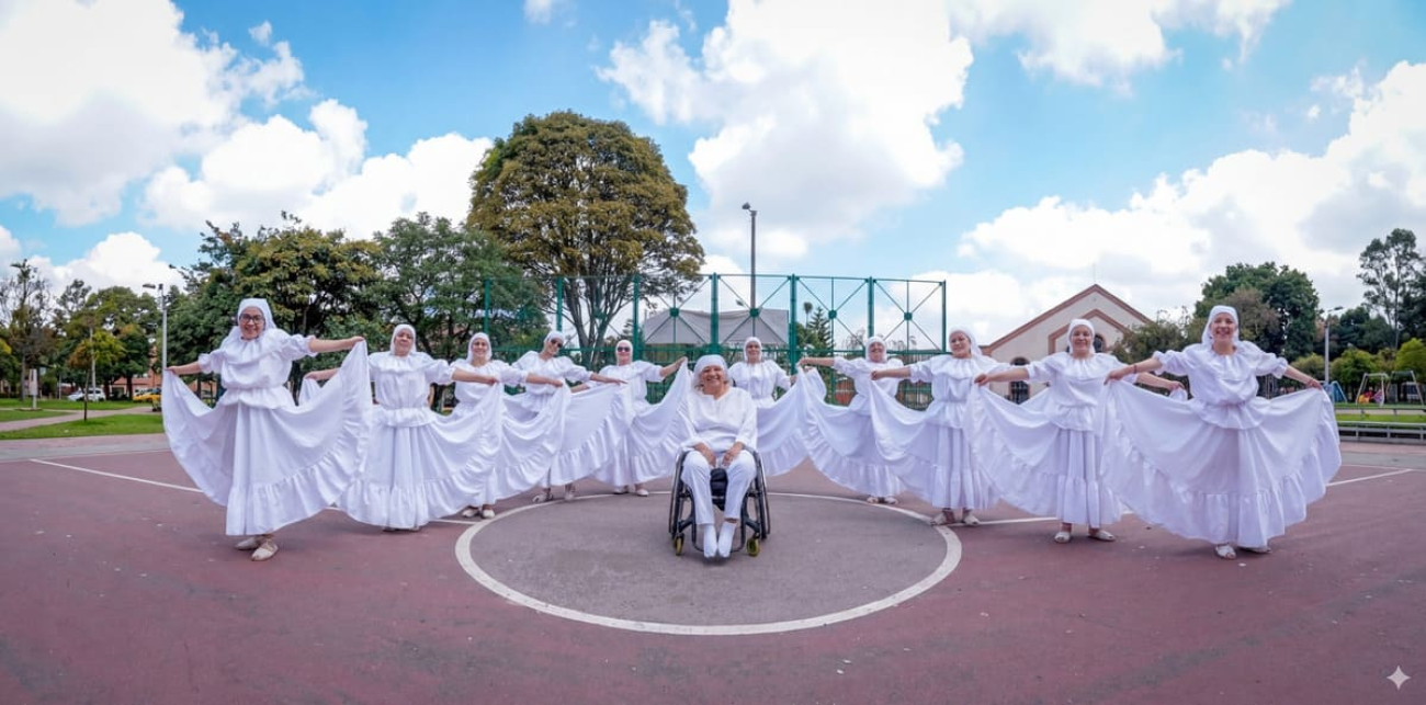 personas reunidas vestidas de blanco