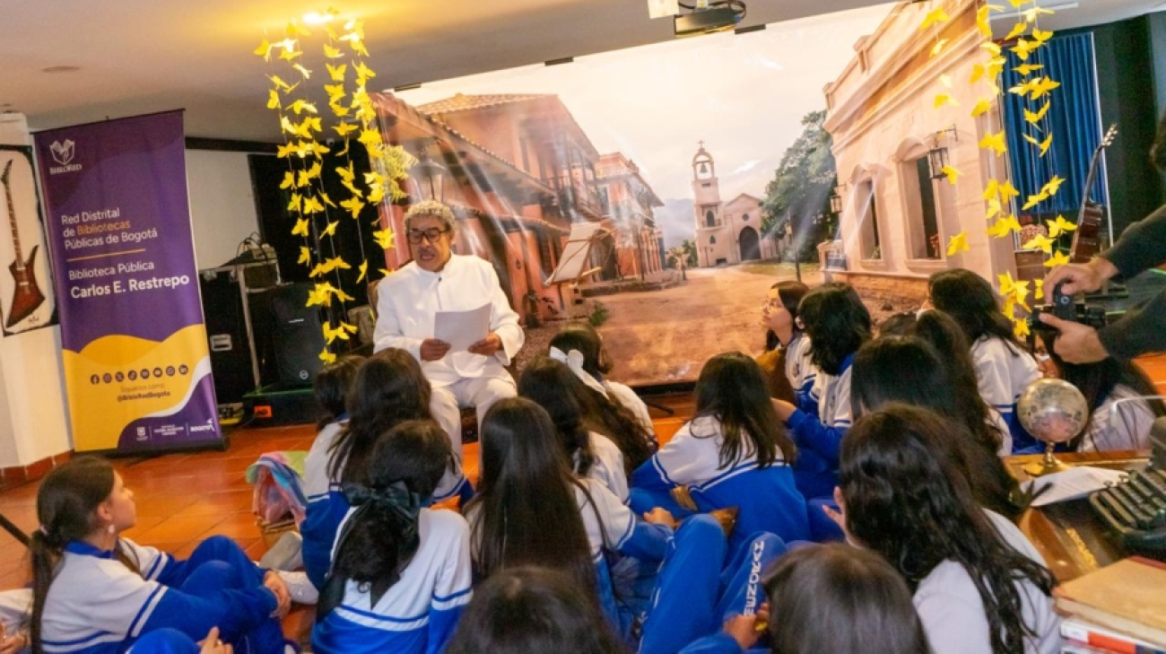 Personas en una lectura en una biblioteca