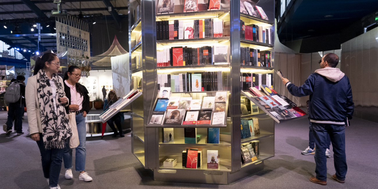 personas consultando libros en FILBO 2025