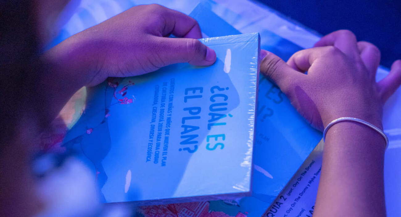 foto de persona abriendo un libro